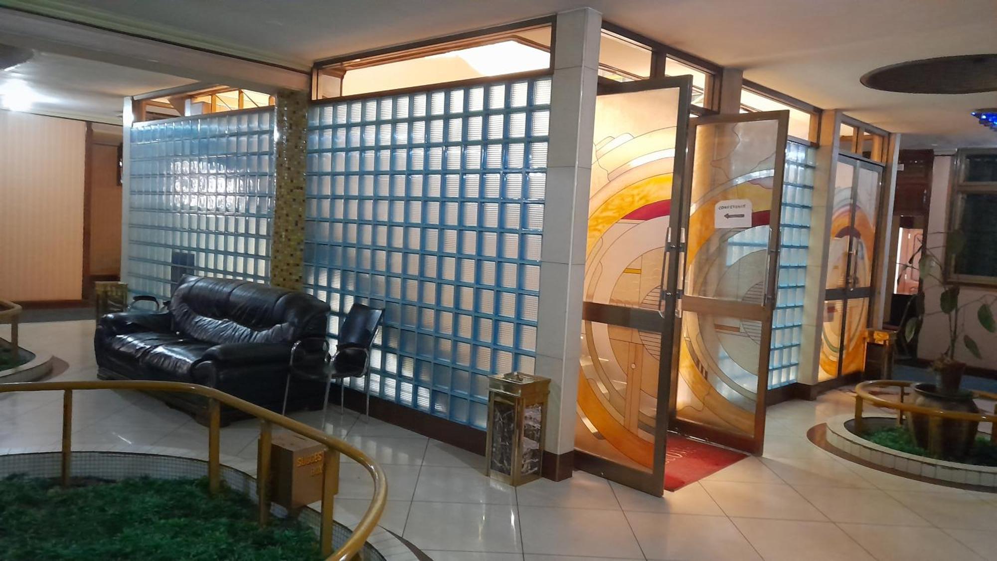 New Jbk Hotel Kampala Exteriör bild